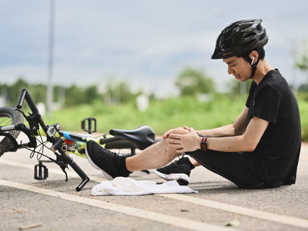 A bicycle rider on the road injured.
