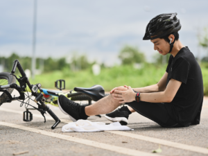 A bicycle rider on the road injured.